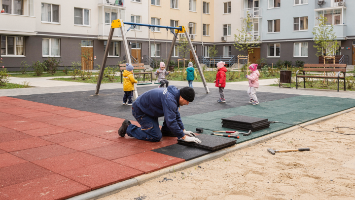 Какие покрытия подходят для детских площадок и как их укладывать